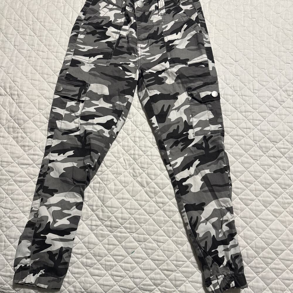 NWT! Women's V.I.P. Jeans Jogger style Cargo pants. SZ 3/26 Gray Camouflage